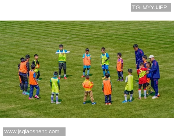 日本足球明星在街头展现风采与球迷互动的精彩瞬间